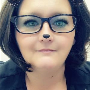 Meet your Posher, Larissa